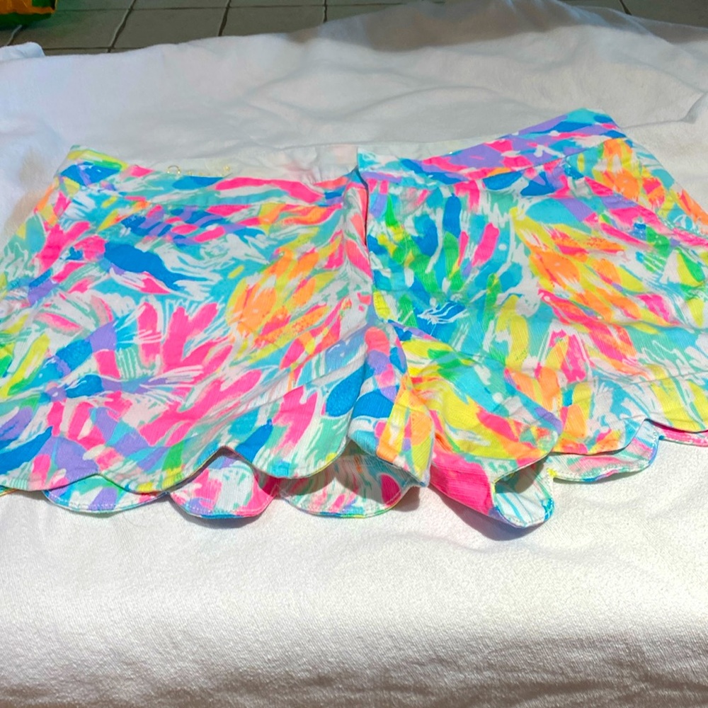 Like new Lilly Pulitzer The Buttercup Short. 5” inseam. Size 12.